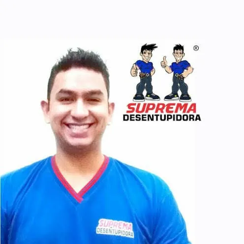 Técnico da Suprema Desentupidora uniformizado